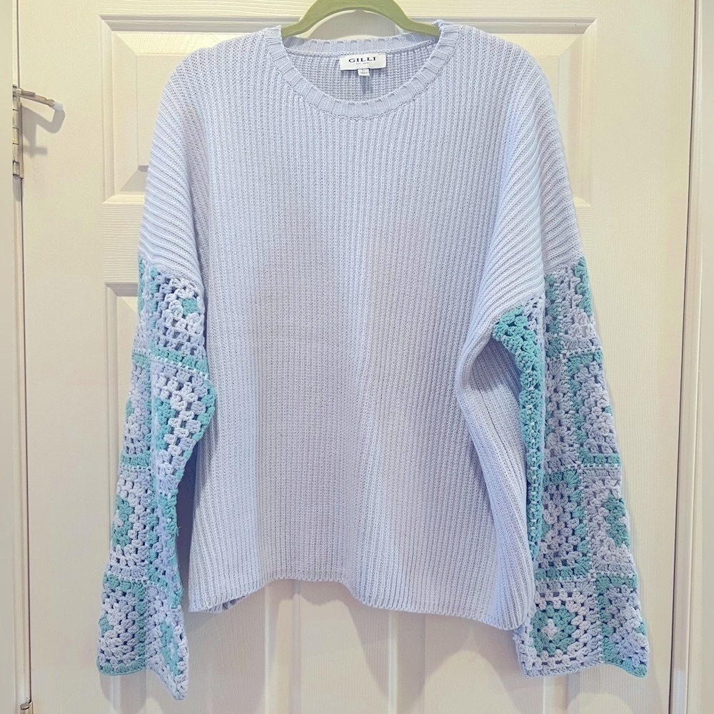 Gilli Light Blue Sweater w/Crochet Sleeves Women’s Medium
